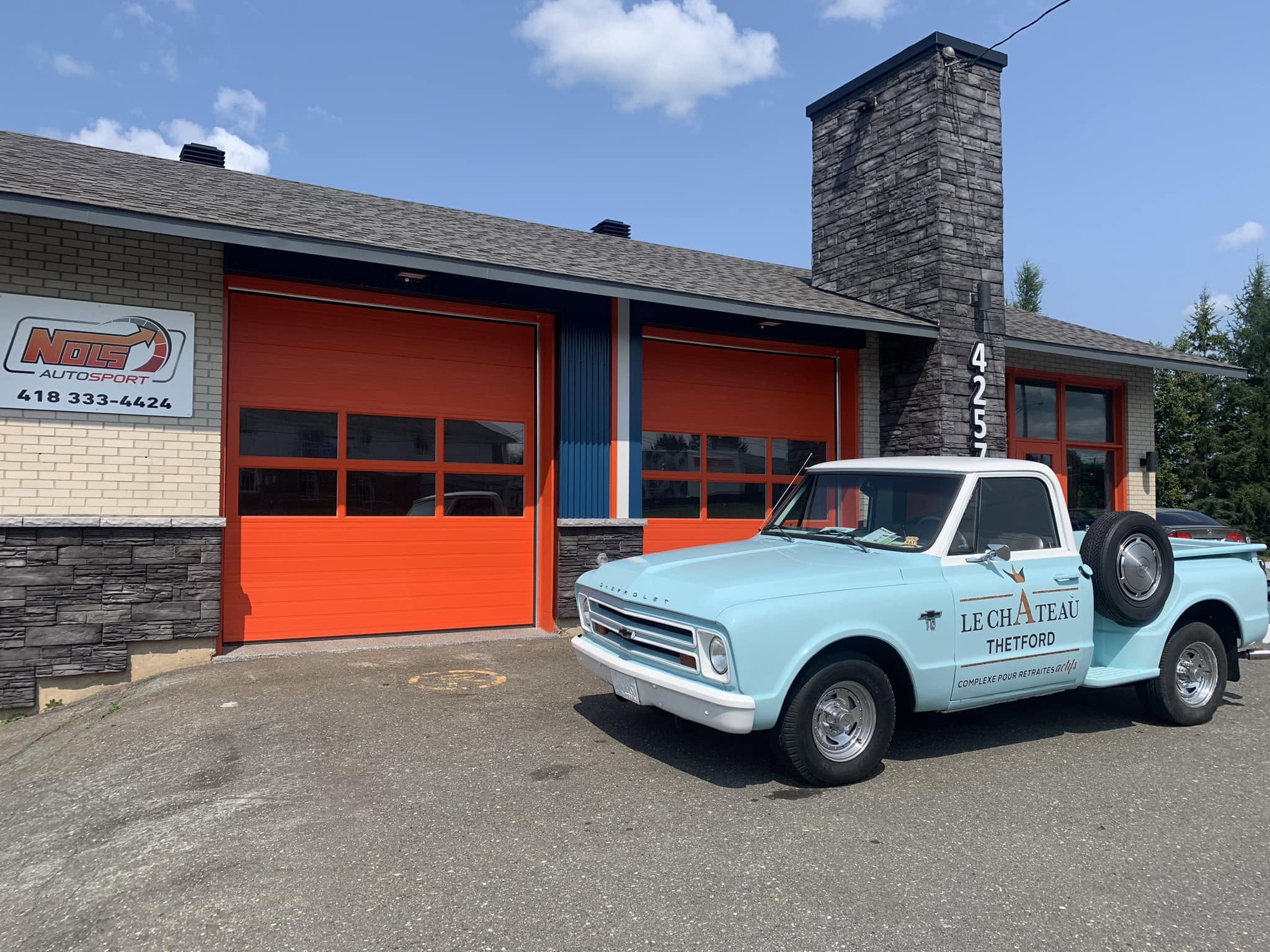 Camion Chevrolet classique devant Nols Autosport