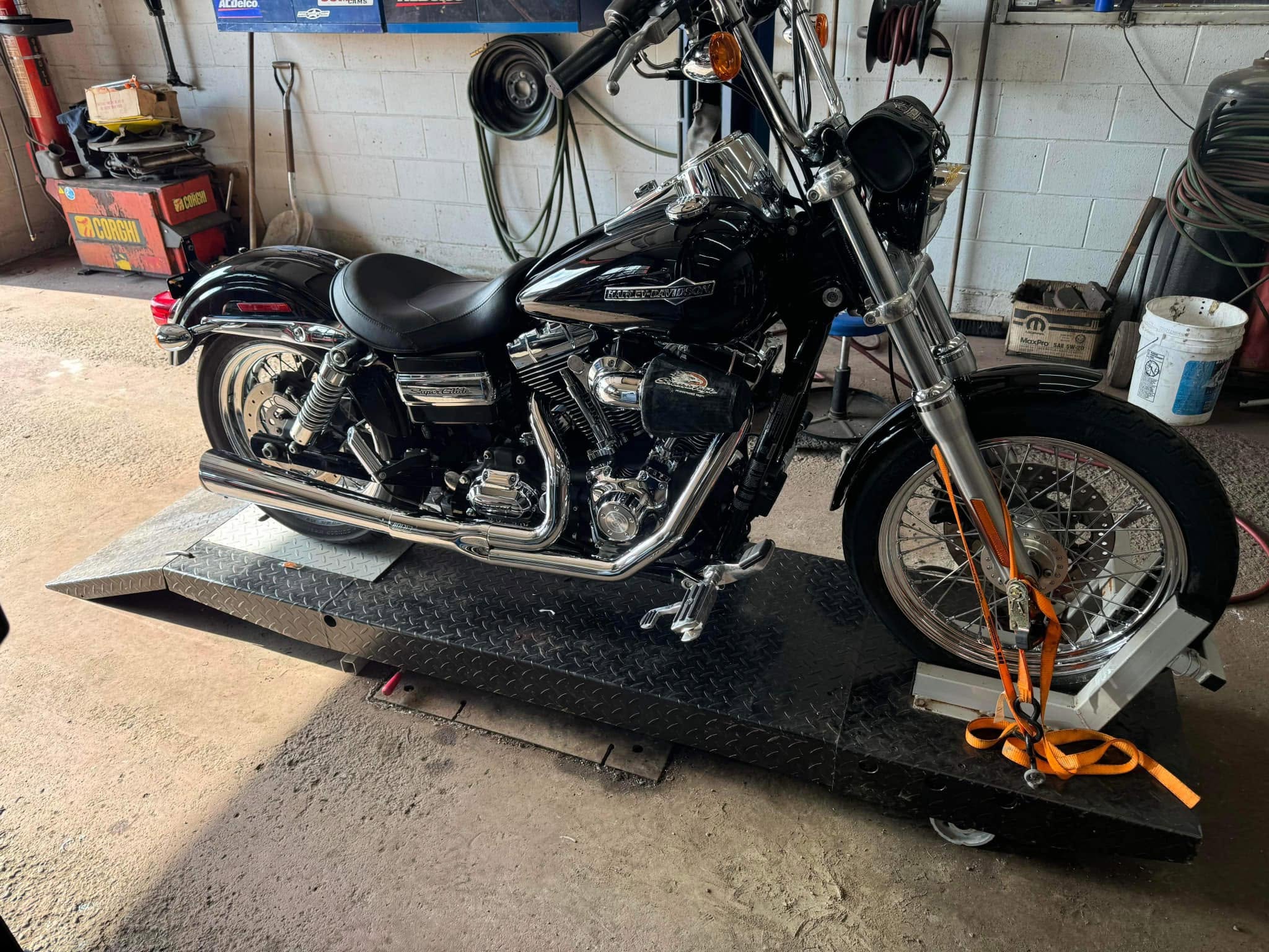 Harley-Davidson noire à l’atelier