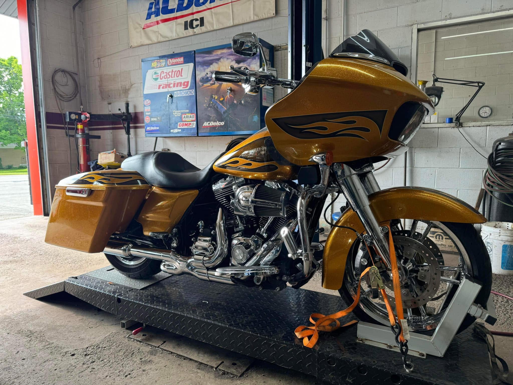 Harley-Davidson dorée dans l’atelier